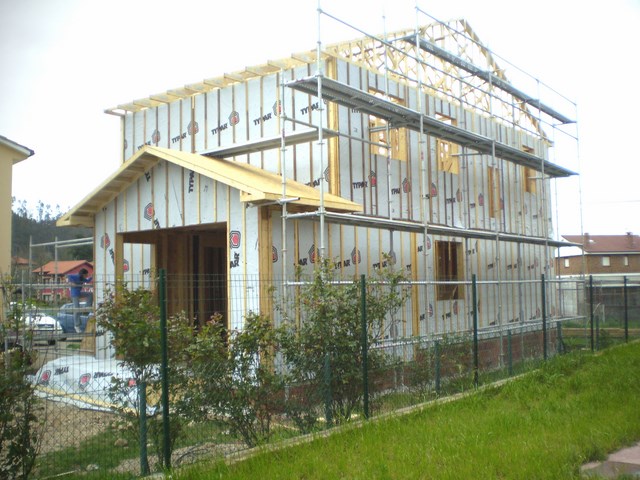 Vivienda de dos plantas de  entramado.