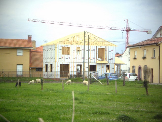 Vivienda de dos plantas de  entramado.
