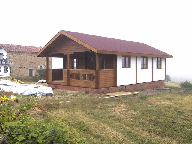 Vivienda de tablón, con doble pared. 