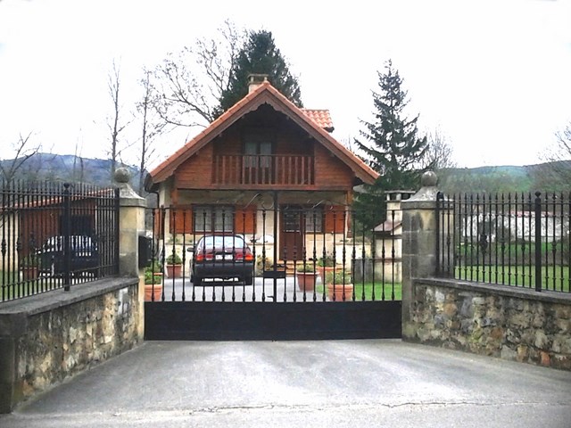 Vivienda de dos plantas con doble tabique.