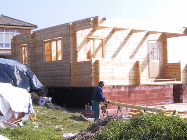 Vivienda de dos plantas con doble tabique.