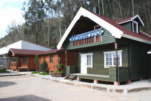 Vivienda de dos plantas con doble tabique.