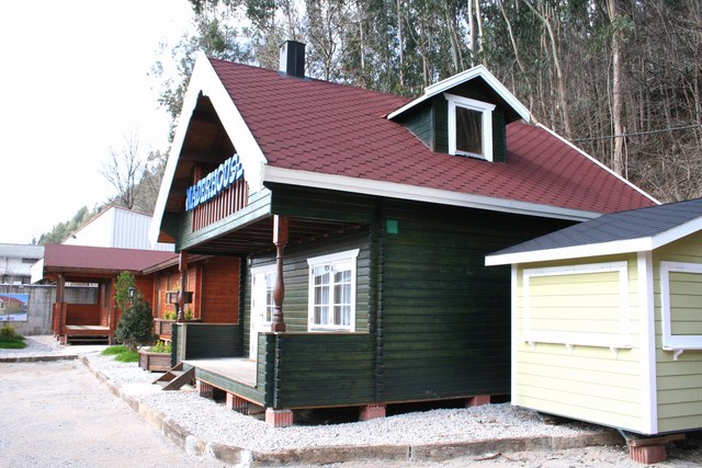 Vivienda de dos plantas con doble tabique.