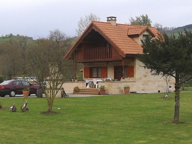 Vivienda de dos plantas con doble tabique.