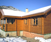 Casa en forma de L, con porche frontal cubierto.