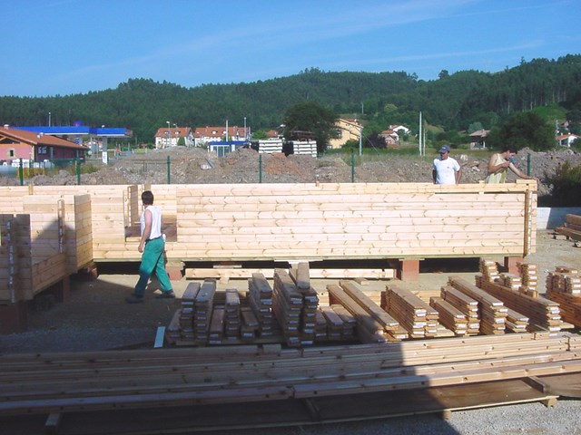 Vivienda de planta baja, en forma de L.