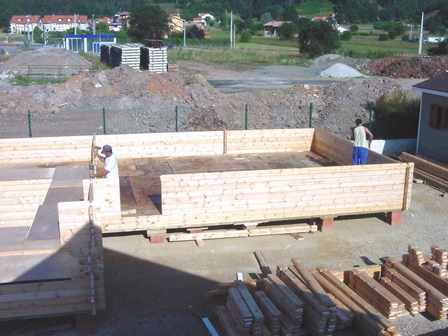 Vivienda de planta baja, en forma de L.