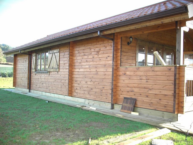 Vivienda de planta baja, en forma de L.