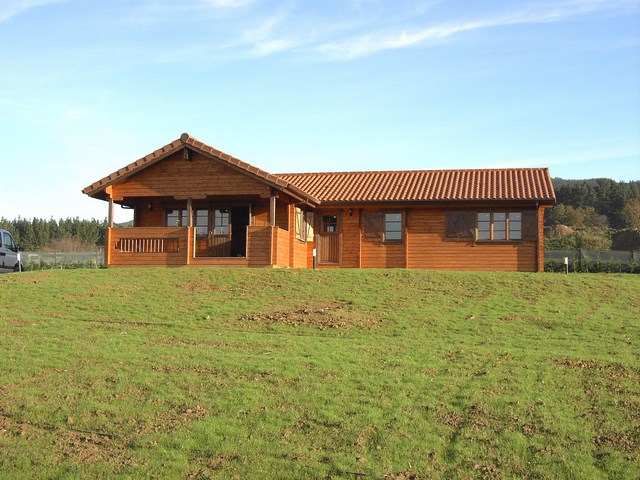 Vivienda de planta baja, en forma de L.