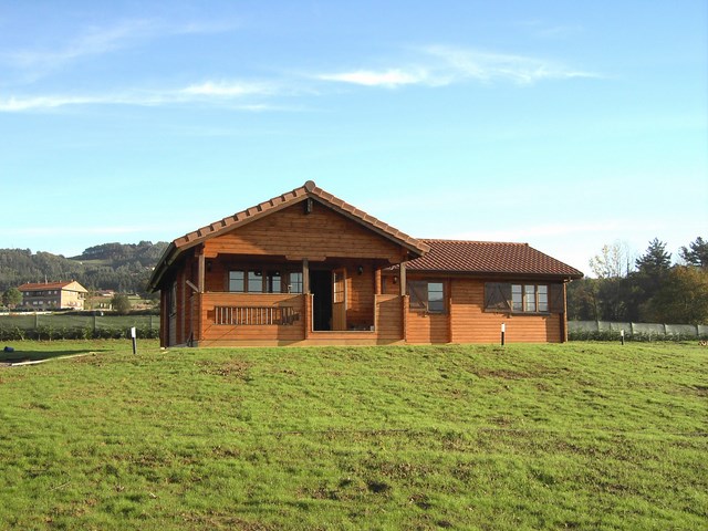 Vivienda de planta baja, en forma de L.