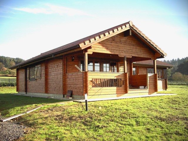 Vivienda de planta baja, en forma de L.