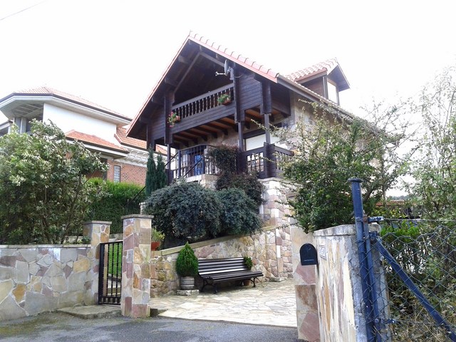 Vivienda de dos plantas, con doble tabique.