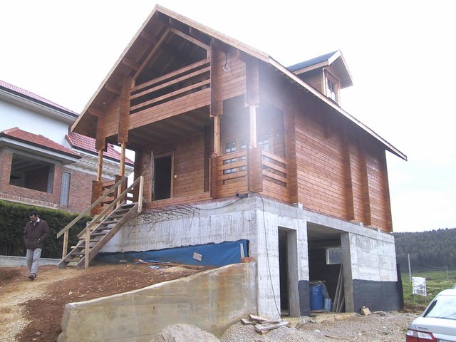 Vivienda de dos plantas, con doble tabique.