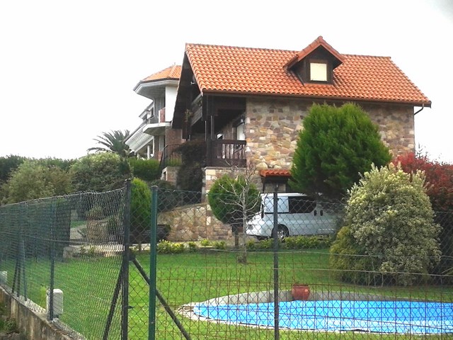 Vivienda de dos plantas, con doble tabique.