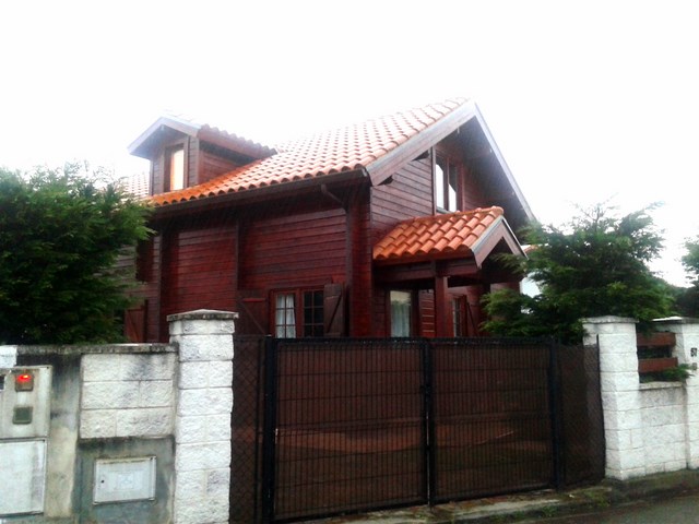 Vivienda de dos plantas, con doble tabique.