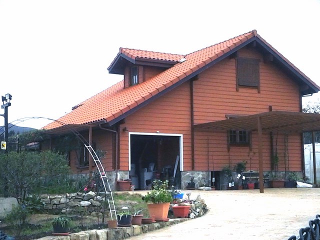 Vivienda de dos plantas  con  garaje adosado.