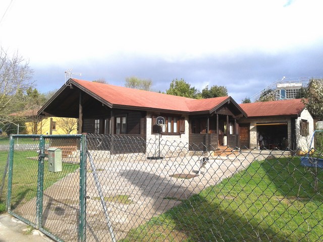 Vivienda con garaje-almacén adosado.