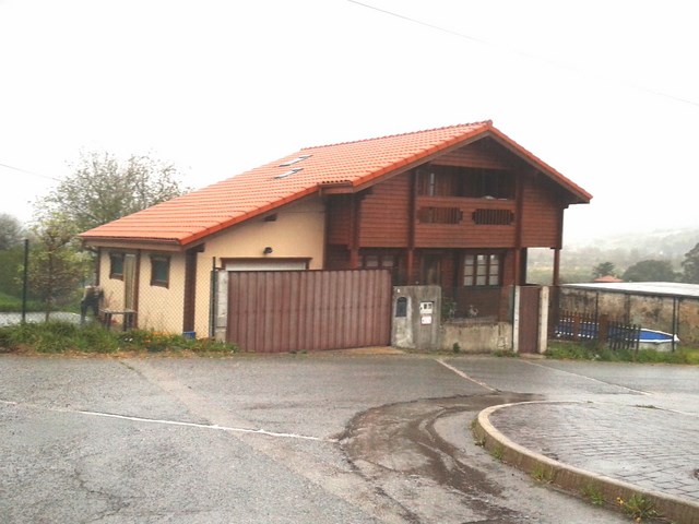 Vivienda de dos plantas con garaje adosado.