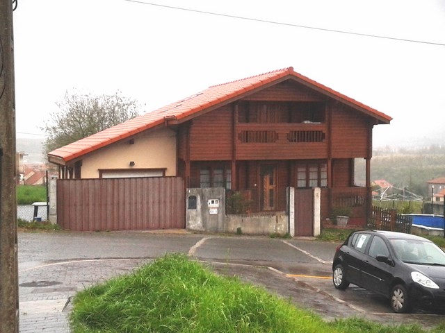 Vivienda de dos plantas con garaje adosado.