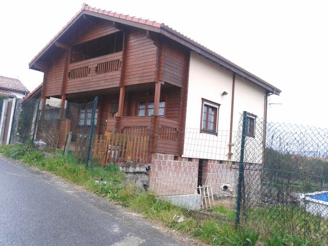 Vivienda de dos plantas con garaje adosado.