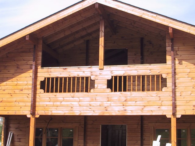 Vivienda de dos plantas con garaje adosado.