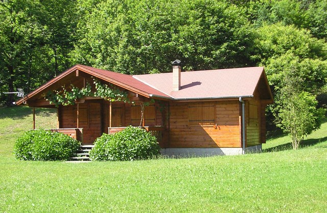 Vivienda de tablón macizo, con doble tabique. 